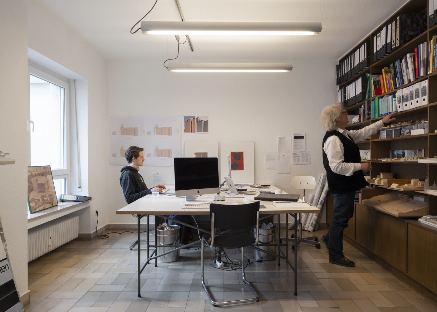 Arbeitsraum mit Bibliothek im Büro von lüderwaldt architekten
