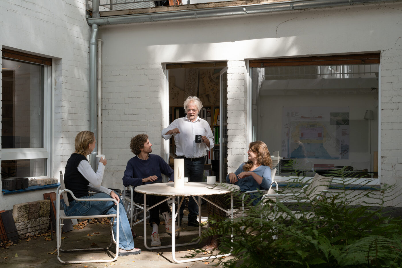 Besprechung im Hof des Büros
